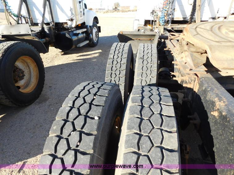 image for item AW9369 2006 Mack CT713 semi truck