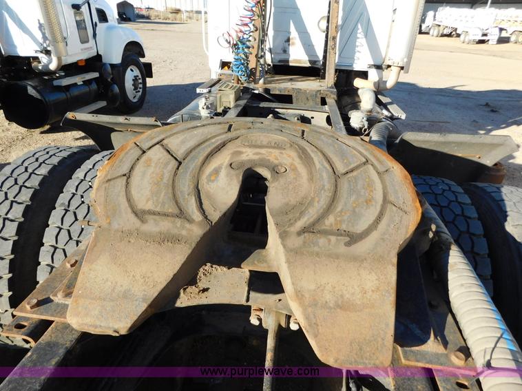 image for item AW9369 2006 Mack CT713 semi truck