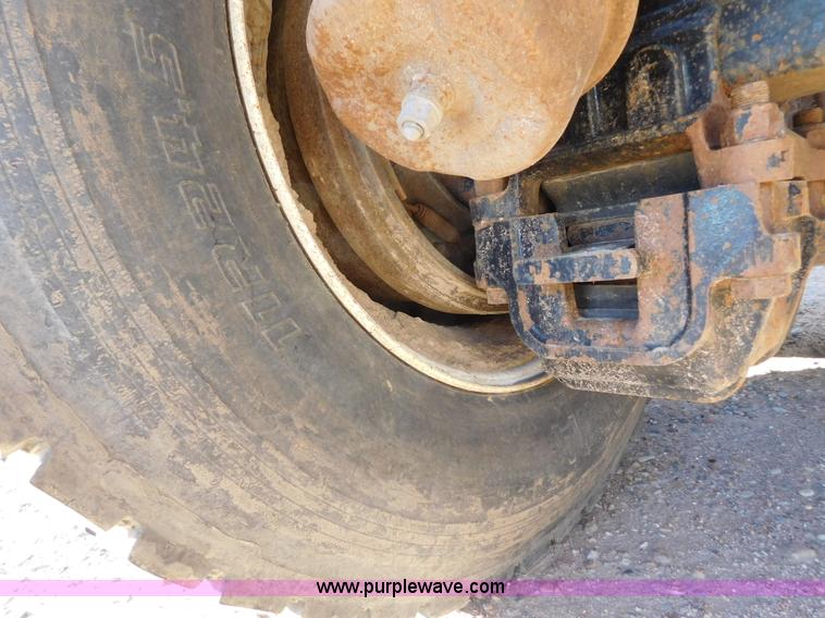 image for item AW9369 2006 Mack CT713 semi truck