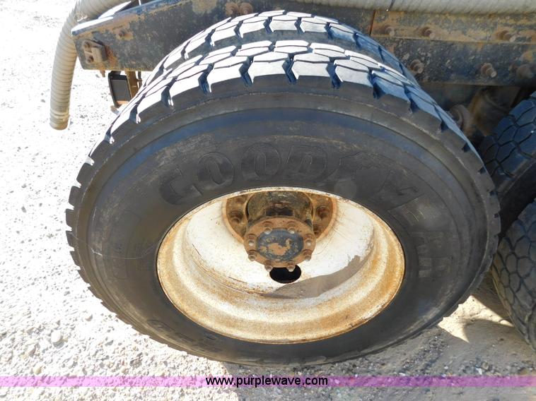 image for item AW9369 2006 Mack CT713 semi truck