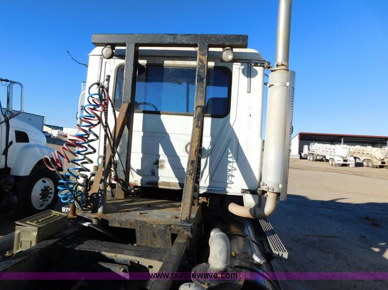 image for item AW9369 2006 Mack CT713 semi truck