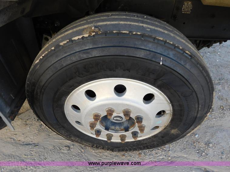 image for item AW9369 2006 Mack CT713 semi truck