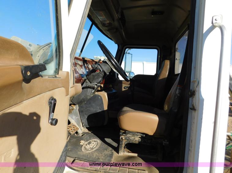 image for item AW9369 2006 Mack CT713 semi truck