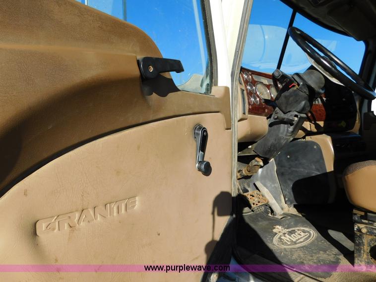 image for item AW9369 2006 Mack CT713 semi truck