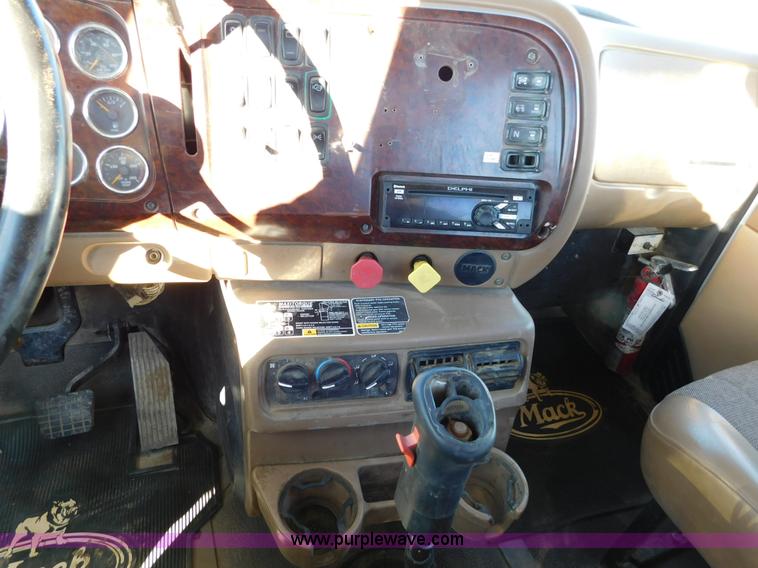 image for item AW9369 2006 Mack CT713 semi truck