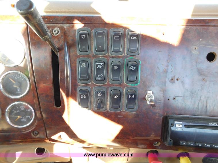 image for item AW9369 2006 Mack CT713 semi truck