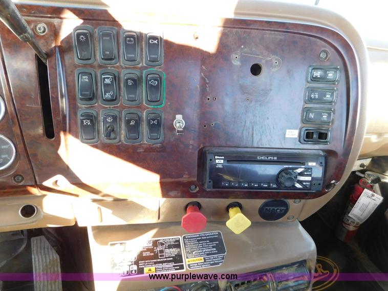 image for item AW9369 2006 Mack CT713 semi truck