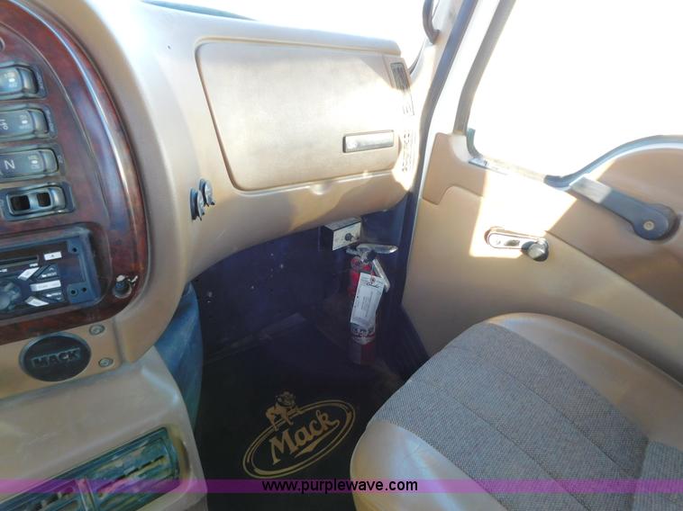 image for item AW9369 2006 Mack CT713 semi truck