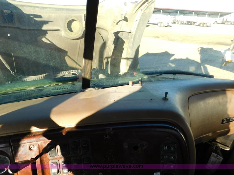 image for item AW9369 2006 Mack CT713 semi truck