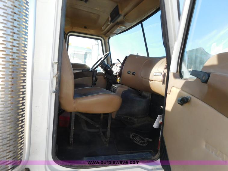 image for item AW9369 2006 Mack CT713 semi truck