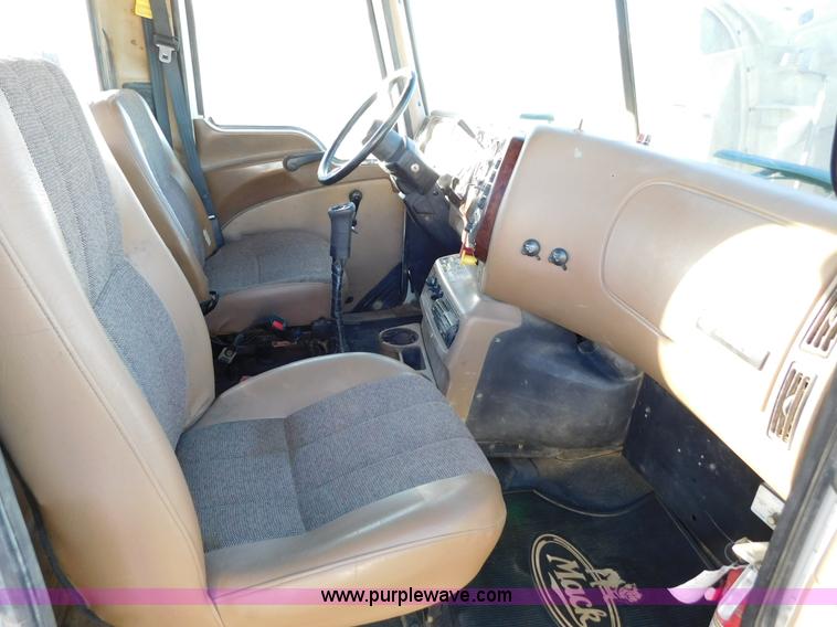 image for item AW9369 2006 Mack CT713 semi truck