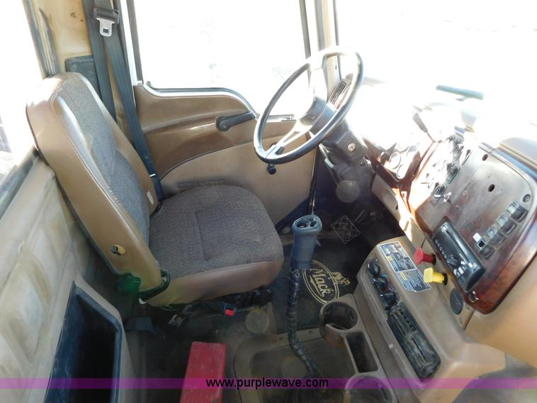 image for item AW9369 2006 Mack CT713 semi truck