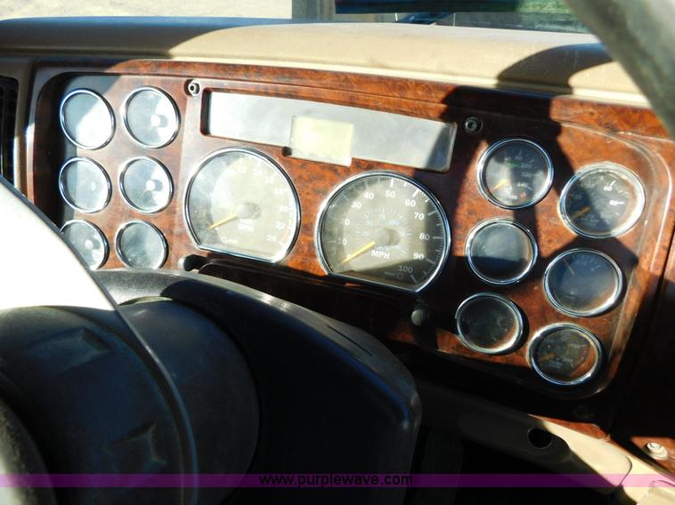 image for item AW9369 2006 Mack CT713 semi truck