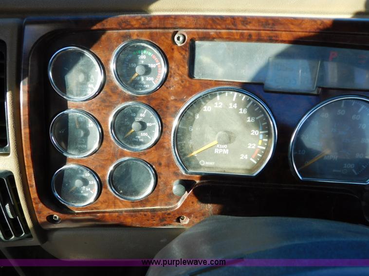 image for item AW9369 2006 Mack CT713 semi truck