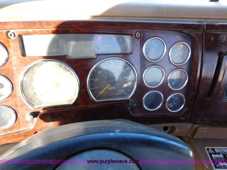 image for item AW9369 2006 Mack CT713 semi truck