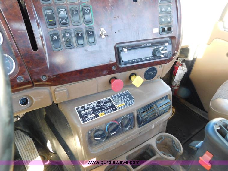 image for item AW9369 2006 Mack CT713 semi truck