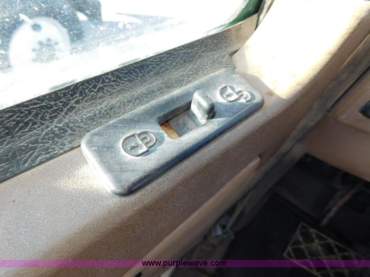 image for item AW9369 2006 Mack CT713 semi truck