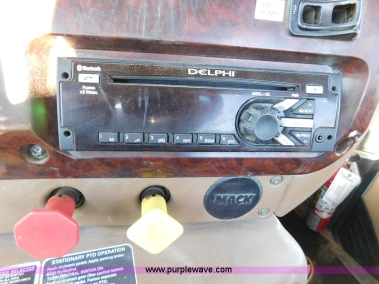 image for item AW9369 2006 Mack CT713 semi truck