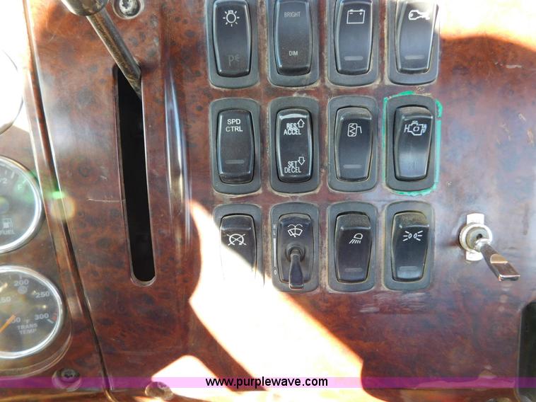 image for item AW9369 2006 Mack CT713 semi truck