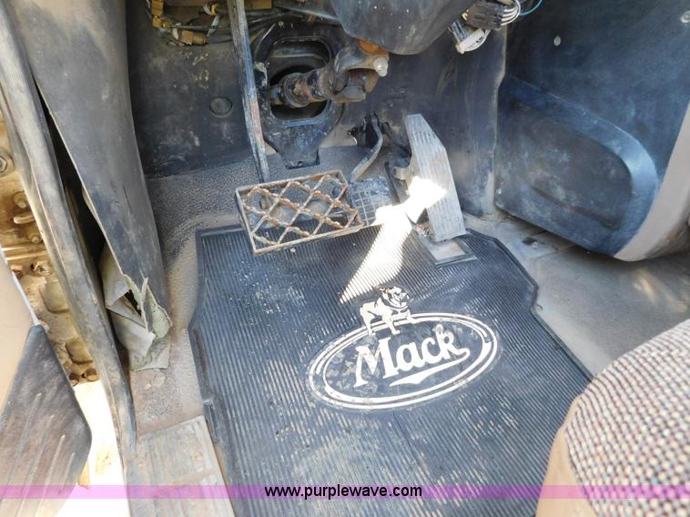 image for item AW9369 2006 Mack CT713 semi truck