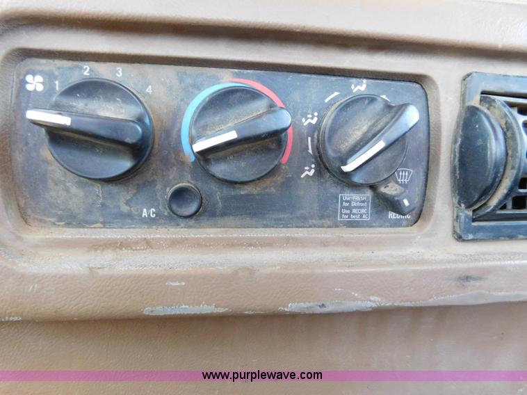 image for item AW9369 2006 Mack CT713 semi truck