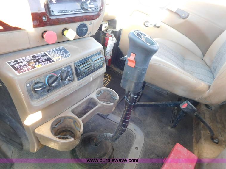 image for item AW9369 2006 Mack CT713 semi truck