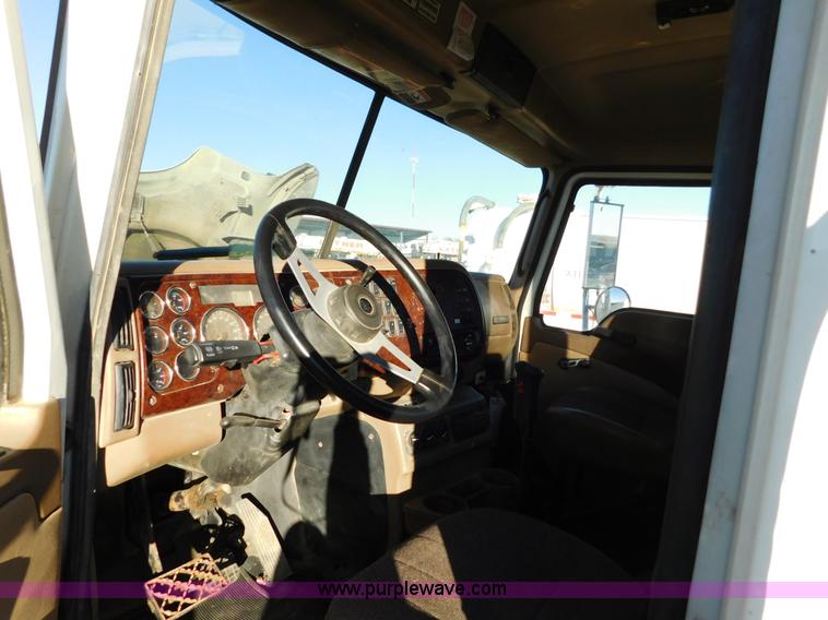 image for item AW9369 2006 Mack CT713 semi truck