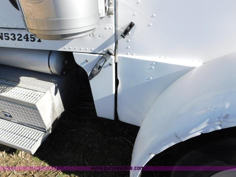 image for item AW9375 2001 Peterbilt 379 semi truck