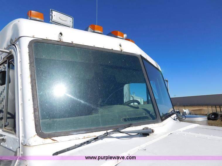 image for item AW9375 2001 Peterbilt 379 semi truck