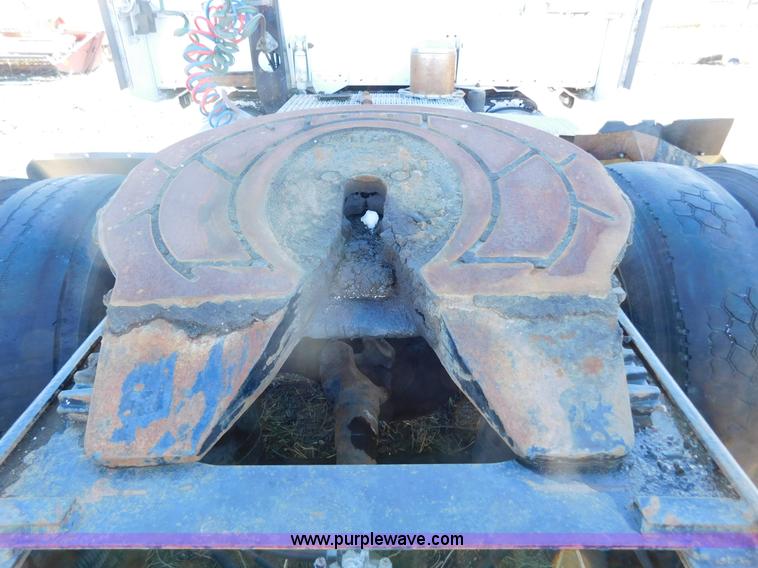 image for item AW9375 2001 Peterbilt 379 semi truck