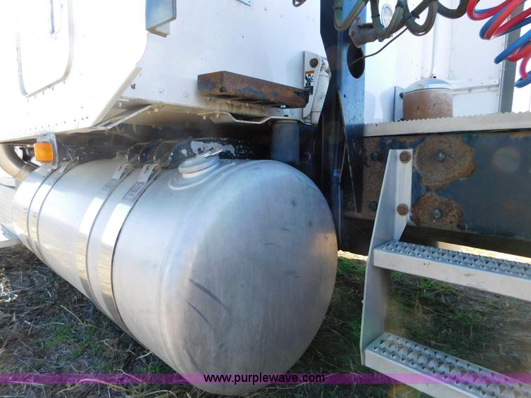 image for item AW9375 2001 Peterbilt 379 semi truck