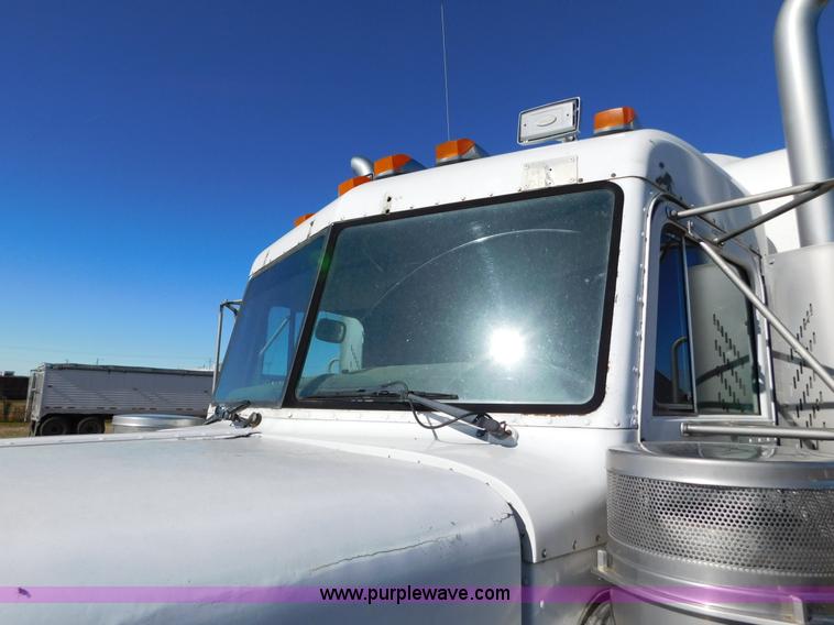 image for item AW9375 2001 Peterbilt 379 semi truck