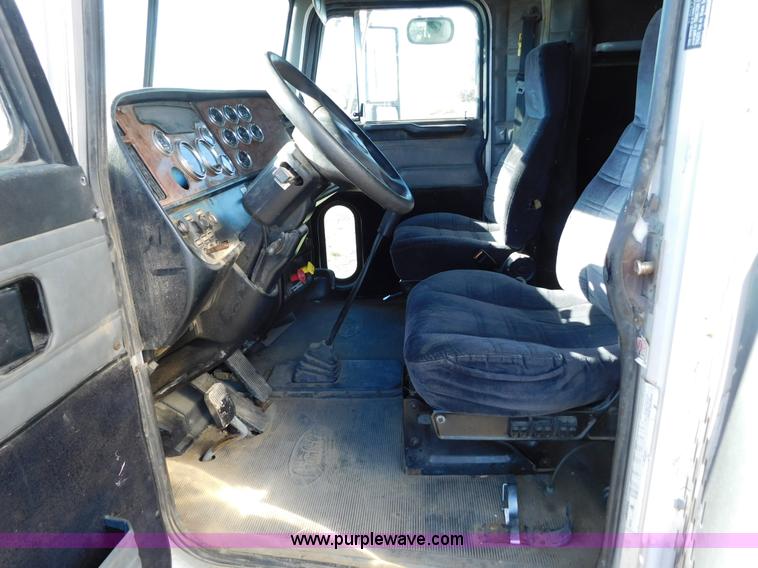 image for item AW9375 2001 Peterbilt 379 semi truck
