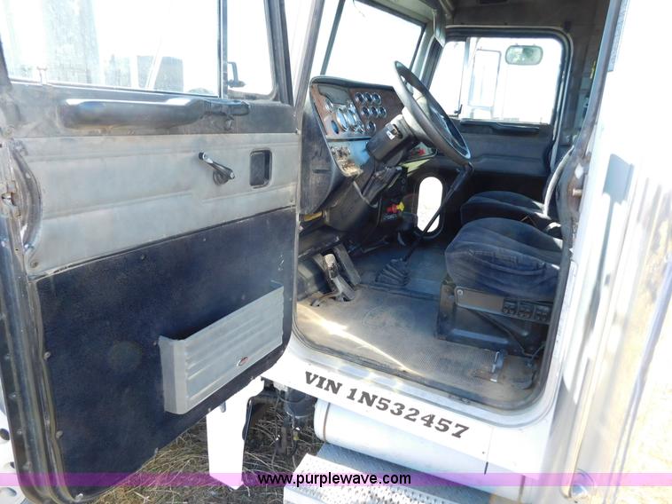 image for item AW9375 2001 Peterbilt 379 semi truck