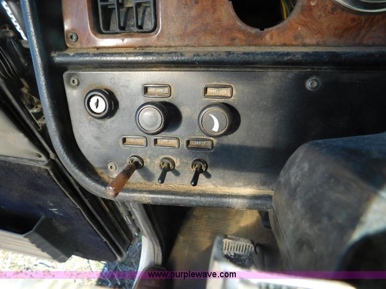 image for item AW9375 2001 Peterbilt 379 semi truck