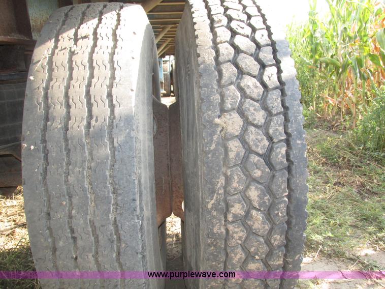 image for item H1220 1994 Wilson flatbed trailer