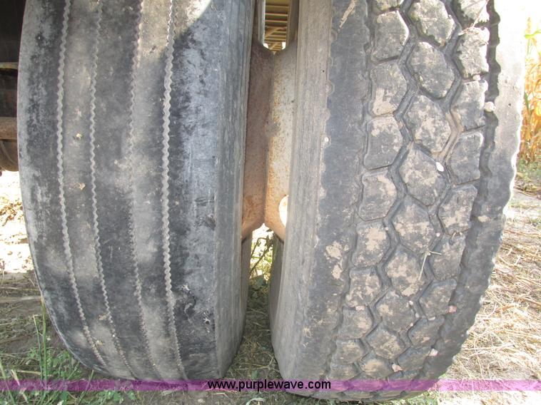 image for item H1220 1994 Wilson flatbed trailer