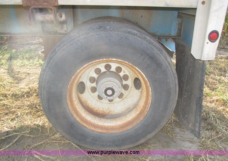 image for item H1220 1994 Wilson flatbed trailer