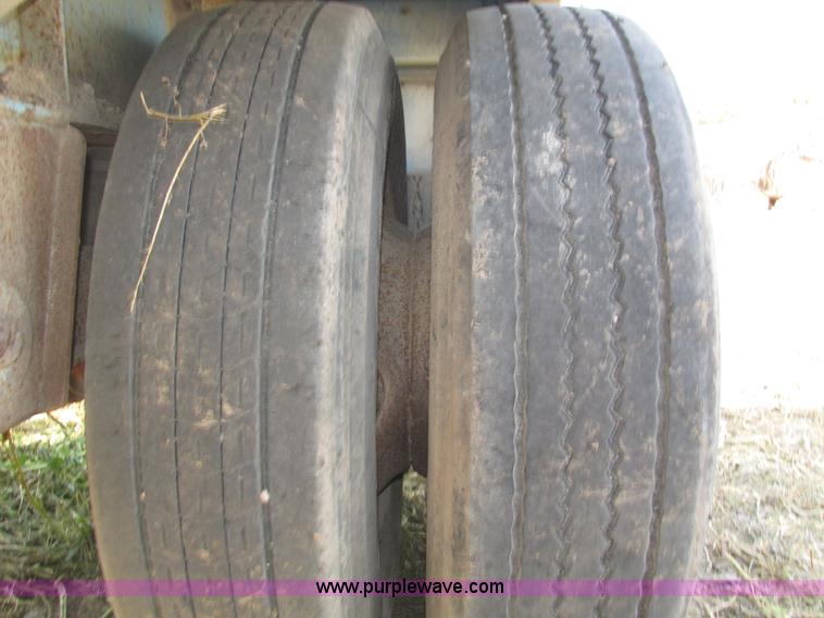 image for item H1220 1994 Wilson flatbed trailer