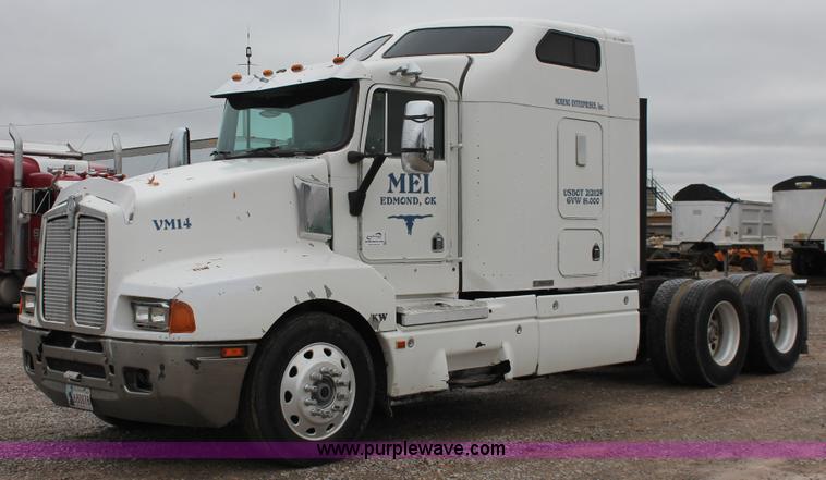 image for item H8018 1995 Kenworth T600 semi truck