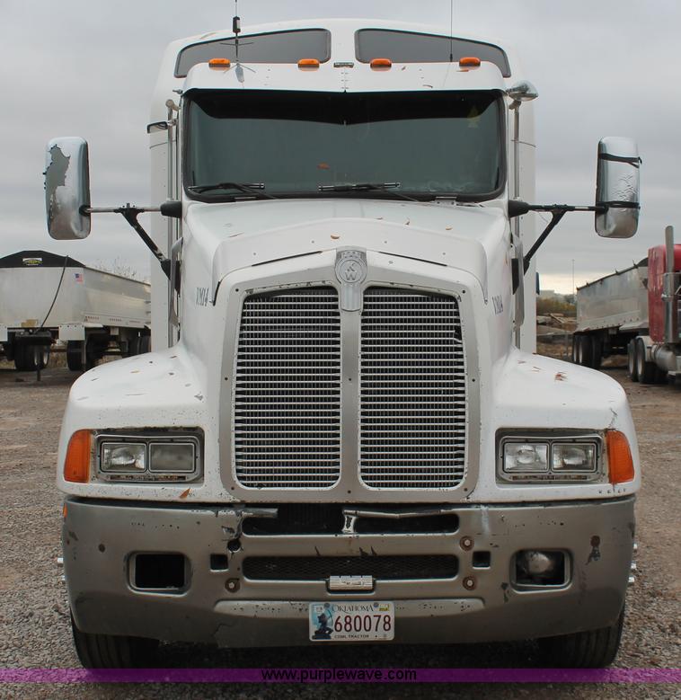 image for item H8018 1995 Kenworth T600 semi truck