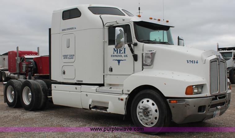 image for item H8018 1995 Kenworth T600 semi truck