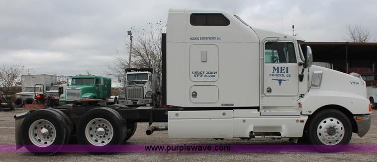 image for item H8018 1995 Kenworth T600 semi truck