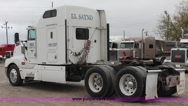 image for item H8018 1995 Kenworth T600 semi truck