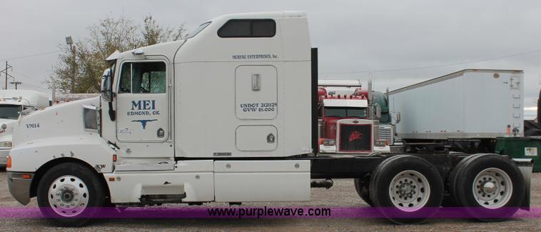 image for item H8018 1995 Kenworth T600 semi truck