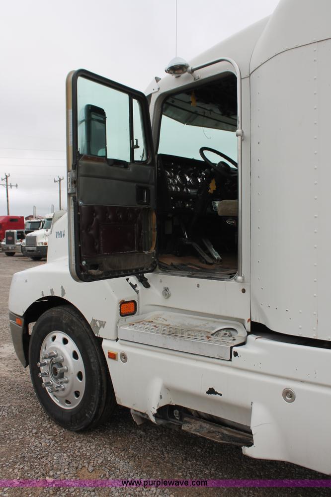 image for item H8018 1995 Kenworth T600 semi truck