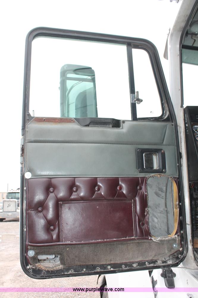 image for item H8018 1995 Kenworth T600 semi truck