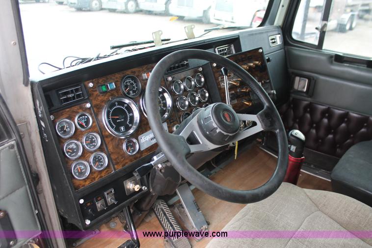 image for item H8018 1995 Kenworth T600 semi truck