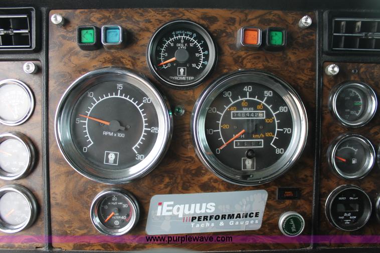 image for item H8018 1995 Kenworth T600 semi truck