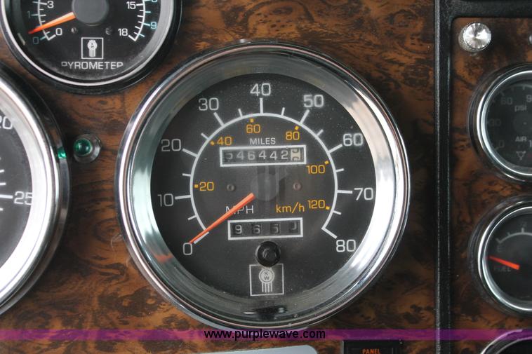 image for item H8018 1995 Kenworth T600 semi truck